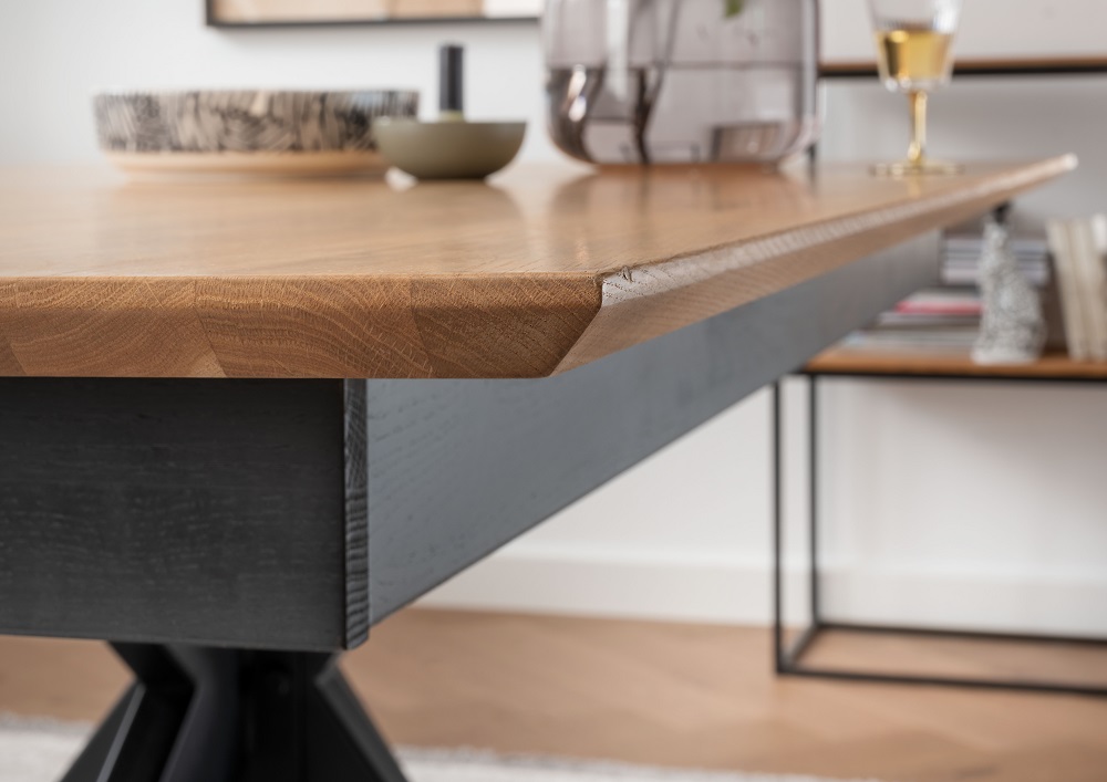 Tisch TI-0595 Eiche Massivholz Metallgestell Schweizer Kante Butterfly Auszug 180-265 cm